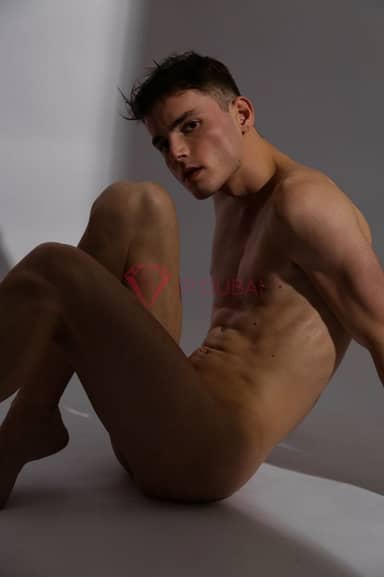 Oliver, 25, European, in DIFC, hourly rate from AED 2,350, incall and outcall, speaks English and French