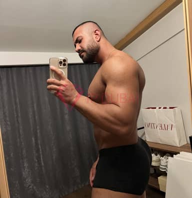 Julian, 24, European, in Deira, hourly rate from AED 2,650, outcall only, speaks English and French