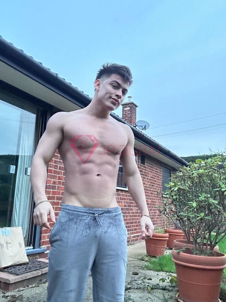 Thiago, 20, Latina, in JVC, Dubai, from AED 2,950 an hour, speaks Spanish and Portuguese — photo 14 of 31