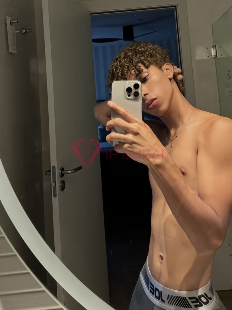 Matheus, 20, Latina, in Deira, Dubai, from AED 3,000 an hour, speaks Spanish and Portuguese — photo 11 of 13