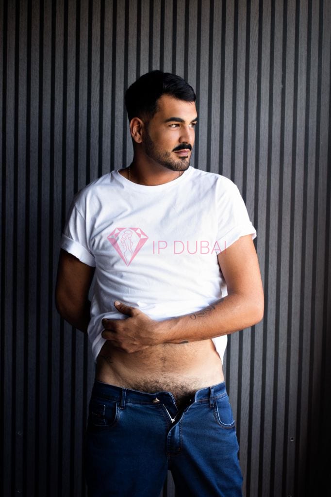 Andres, 28, Latina, in Al Khalidiyah, Abu Dhabi, from AED 8,800 an hour, speaks Spanish and Portuguese — photo 3 of 5
