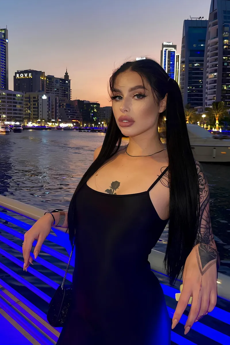 Book Aleksa – high-class escort available tonight