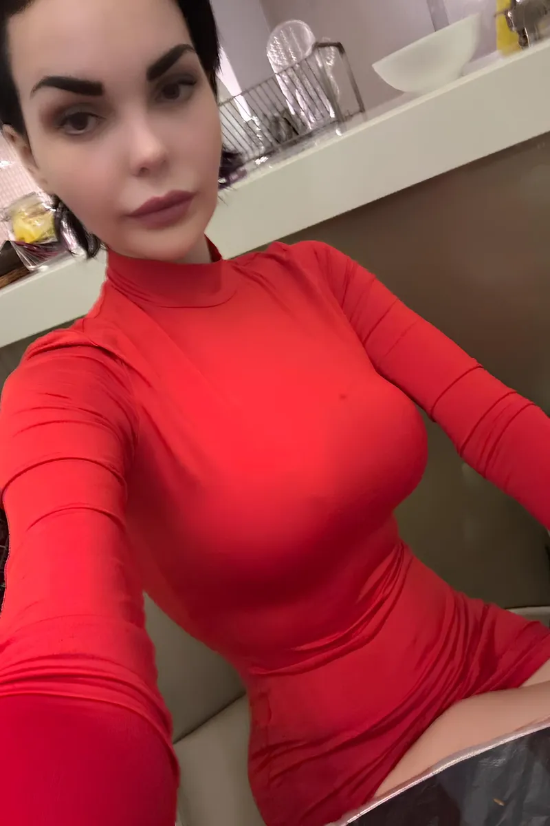 Book Alisa – charming escort available tonight