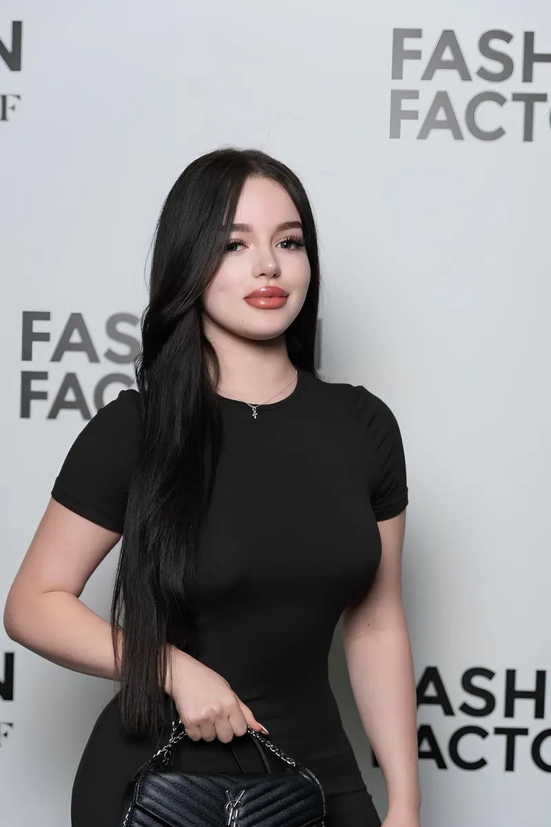 Meet Laura, hot escort 24/7 service